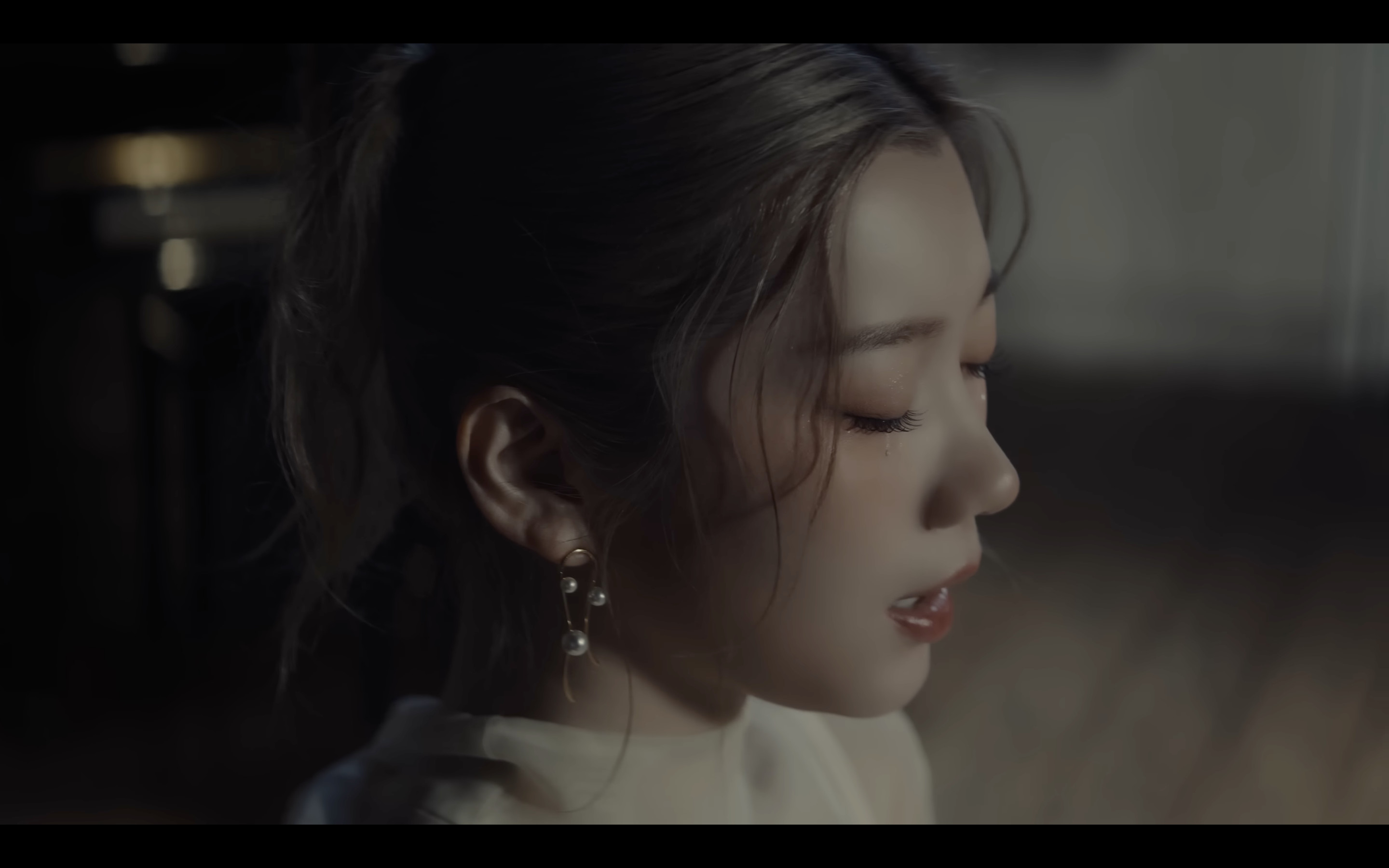 IS:SUE (イッシュ) ‘prod.☆Taku Takahashi (m-flo)’ 「コエ」MV