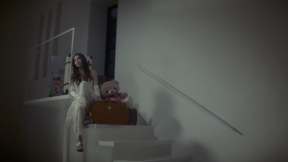 IS:SUE (イッシュ) ‘prod.☆Taku Takahashi (m-flo)’ 「コエ」MV