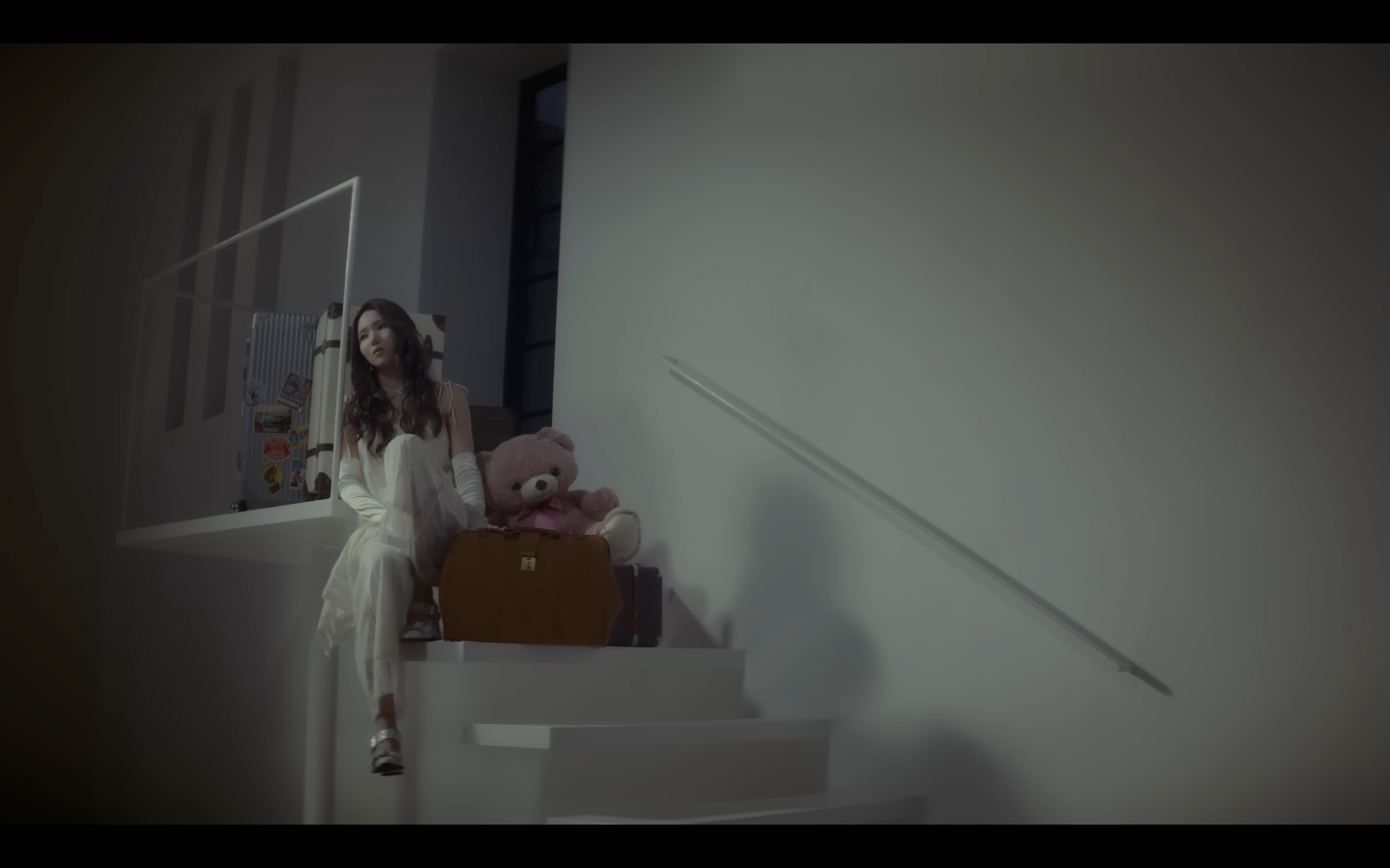 IS:SUE (イッシュ) ‘prod.☆Taku Takahashi (m-flo)’ 「コエ」MV