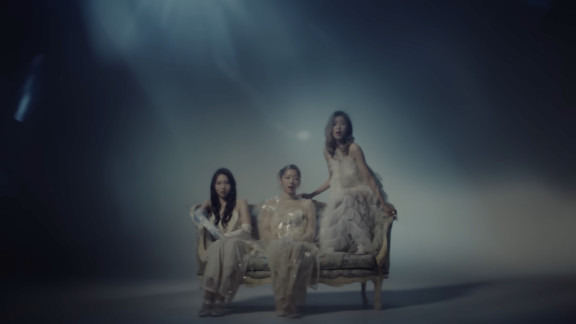 IS:SUE (イッシュ) ‘prod.☆Taku Takahashi (m-flo)’ 「コエ」MV